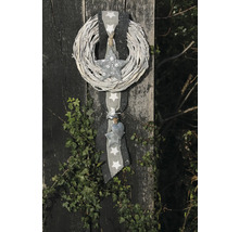 Couronne décorative avec pendentif étoile sur un mur en bois