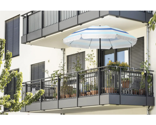 Balcon avec parasol et plantes en pot