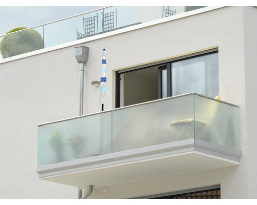 Vue extérieure d'un balcon avec garde-corps en verre