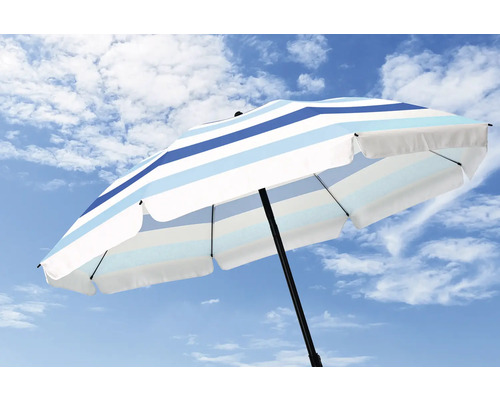 Parasol avec motif rayé devant un ciel bleu