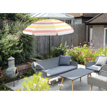 Scène de jardin avec parasol, mobilier de salon et décoration