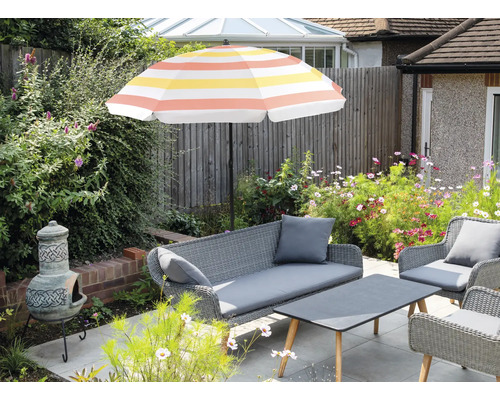 Scène de jardin avec parasol, mobilier de salon et décoration