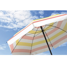 Parasol ouvert à rayures sur fond de ciel bleu