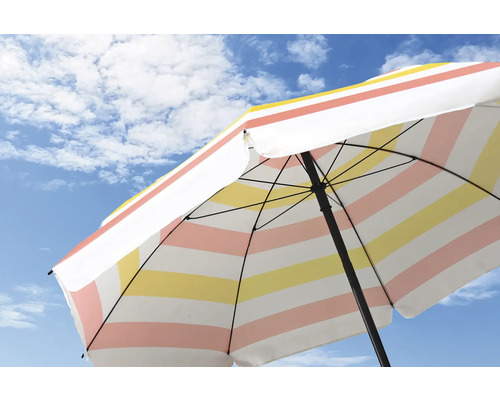 Parasol ouvert à rayures sur fond de ciel bleu