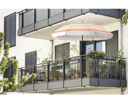 Balcon avec parasol et plantes