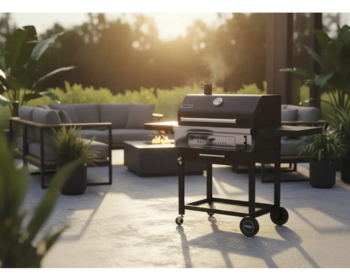 Scène de jardin avec barbecue à charbon de bois, coin salon et foyer pour une ambiance extérieure conviviale.