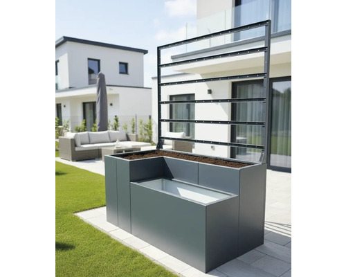 Hochbeet mit Rankhilfe im Garten.