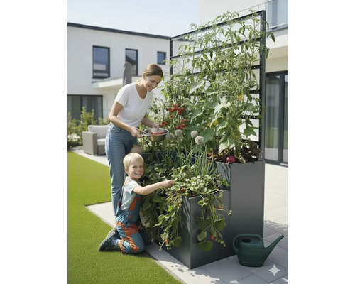 Mutter und Kind ernten Gemüse in einem Hochbeet mit Rankhilfe im Garten.