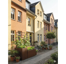 Reihenhäuser mit bepflanzten Pflanzkästen und Sitzgelegenheiten im Freien