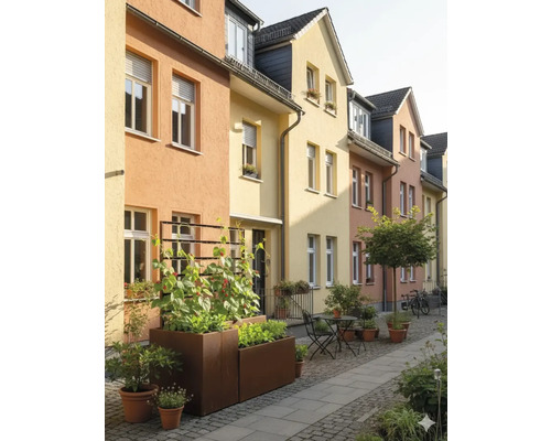 Reihenhäuser mit bepflanzten Pflanzkästen und Sitzgelegenheiten im Freien