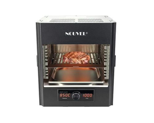 Gril 850 degrés avec steak sur la grille et logo Nouvel