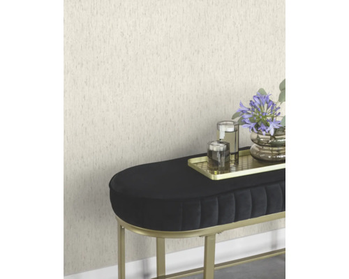 Szene mit einer strukturierten Tapete, einer schwarzen Bank mit goldenem Gestell, einem goldenen Tablett mit Kerzen und einer Blumenvase.