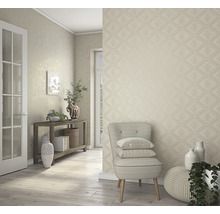 Dekoratives Wohnzimmer mit gemusterter Tapete, Stuhl, Beistelltisch und Holzboden