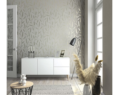 Heller Wohnraum mit Tapete mit Blattmuster, Sideboard, Stehlampe und Dekoration