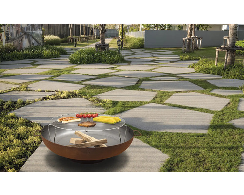 Chemin de jardin en dalles de pierre avec barbecue et grillades