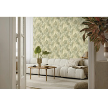 Wohnzimmer mit Sofa, Tisch und floraler Tapete für eine gemütliche Atmosphäre