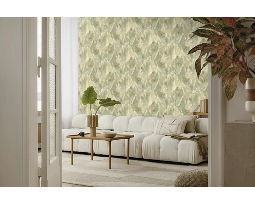Wohnzimmer mit Sofa, Tisch und floraler Tapete für eine gemütliche Atmosphäre