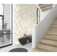 Pièce lumineuse avec escalier, banc, décoration et papier peint à motifs