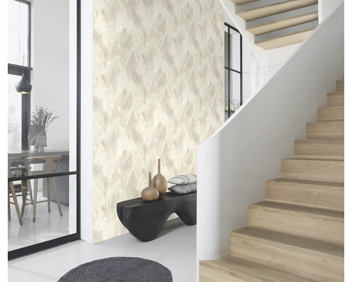 Pièce lumineuse avec escalier, banc, décoration et papier peint à motifs