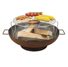 Brasero avec grille, bûches, saucisses, tomates et épis de maïs