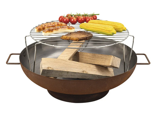 Brasero avec grille, bûches, saucisses, tomates et épis de maïs