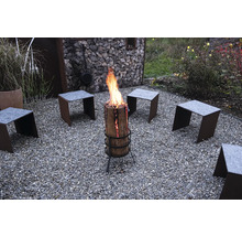 Foyer avec bois et chaises dans le jardin
