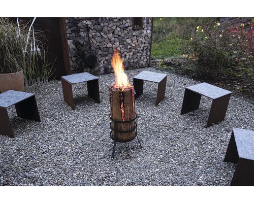 Foyer avec bois et chaises dans le jardin