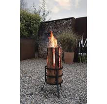 Feu suédois en combustion dans un jardin avec sol en gravier