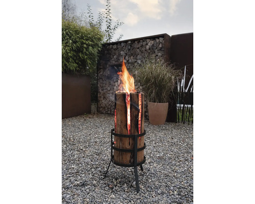 Feu suédois en combustion dans un jardin avec sol en gravier