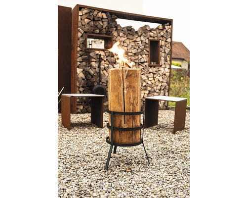 Feu suédois en bois qui brûle avec un cadre en métal dans le jardin