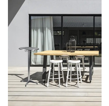 Espace extérieur avec table de bar, tabourets de bar et table d'appoint sur une terrasse