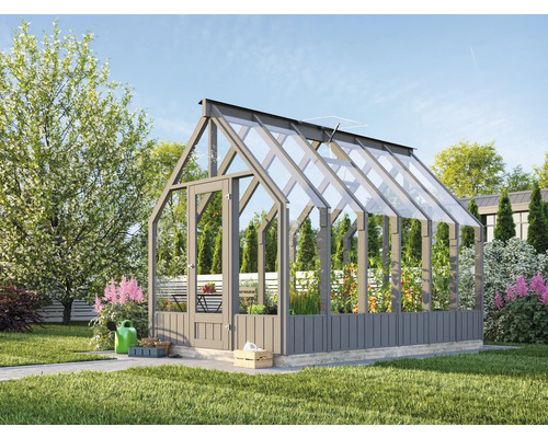 Gewächshaus mit Glaswänden im Garten