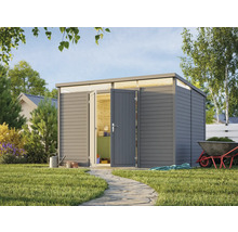 Scène de jardin avec remise à outils en bois avec portes ouvertes, entourée d'outils de jardin et de plantes.