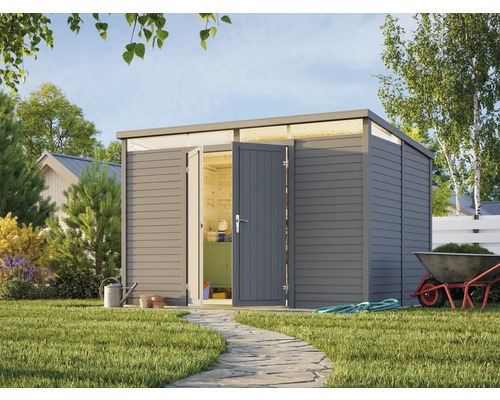 Scène de jardin avec remise à outils en bois avec portes ouvertes, entourée d'outils de jardin et de plantes.