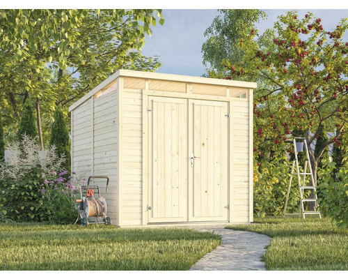 Jardin avec abri de jardin en bois, chariot à tuyau et échelle devant un arbre fruitier
