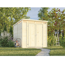 Jardin avec abri de jardin en bois, chariot à tuyau et échelle devant un arbre