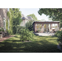 Jardin avec abri de jardin, pelouse et coin salon