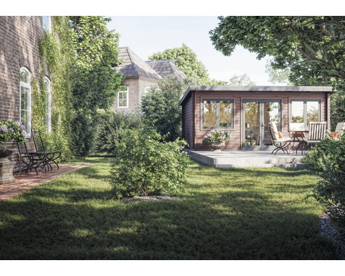 Vue de jardin avec abri de jardin, terrasse et coin salon sur une pelouse