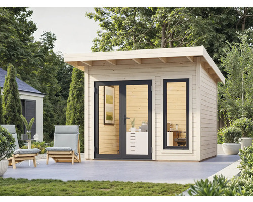 Maison de jardin en bois avec double porte et fenêtre dans un jardin verdoyant.
