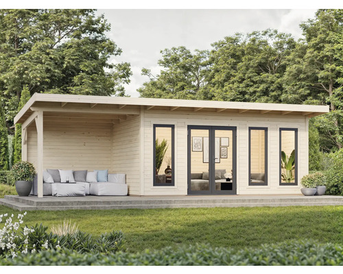 Maison de jardin en bois avec terrasse couverte, fenêtres et porte double dans un jardin verdoyant.
