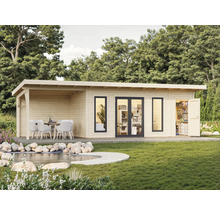 Maison de jardin avec terrasse, fenêtres et porte double à côté d'un étang dans le jardin.