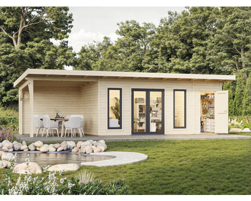 Maison de jardin avec terrasse, fenêtres et porte double à côté d'un étang dans le jardin.