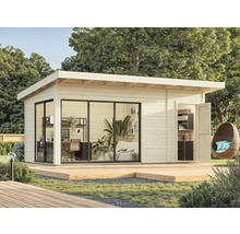 Maison de jardin moderne avec de grandes baies vitrées, un espace de stockage pour le bois et un coin salon dans le jardin.