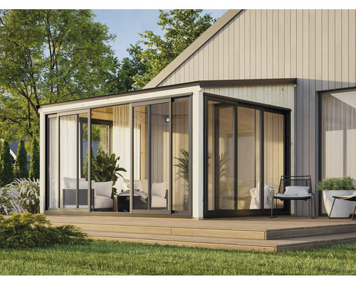 Jardin d'hiver avec portes coulissantes et terrasse en bois dans le jardin