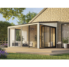 Maison de jardin moderne avec portes coulissantes et terrasse en bois sur une maison d'habitation.