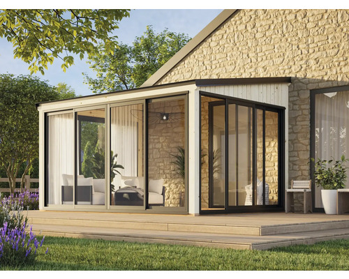 Jardin d'hiver avec portes coulissantes en verre et terrasse en bois attenant à une maison en pierre