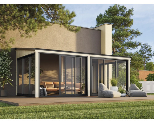 Véranda moderne avec portes coulissantes, mobilier de salon et plancher en bois sur une pelouse.