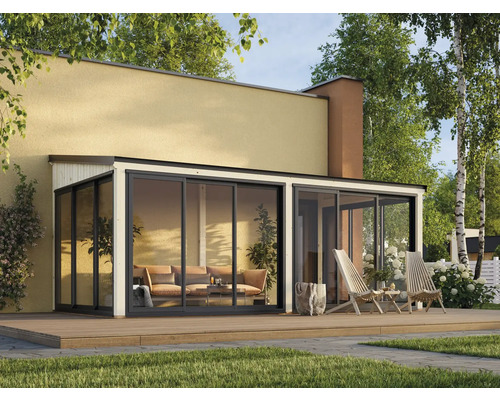 Véranda avec portes coulissantes en verre, terrasse en bois et mobilier de jardin