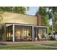 Extension de jardin d'hiver avec façade en verre, terrasse avec platelage en bois et mobilier de jardin