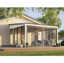 Pavillon de jardin moderne avec de grandes surfaces vitrées et une terrasse en bois